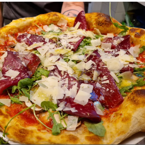 Pizza mit Bresaola, Rucola und Grana